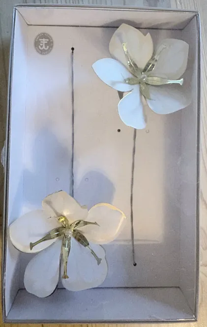 Hovedbilde Jette Frölich, dekorblomster hvit og gull, ...