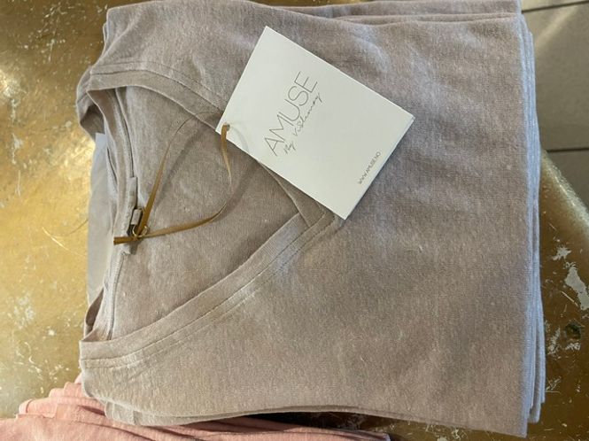 Hovedbilde Amuse Frederikke t-shirt med v-hals