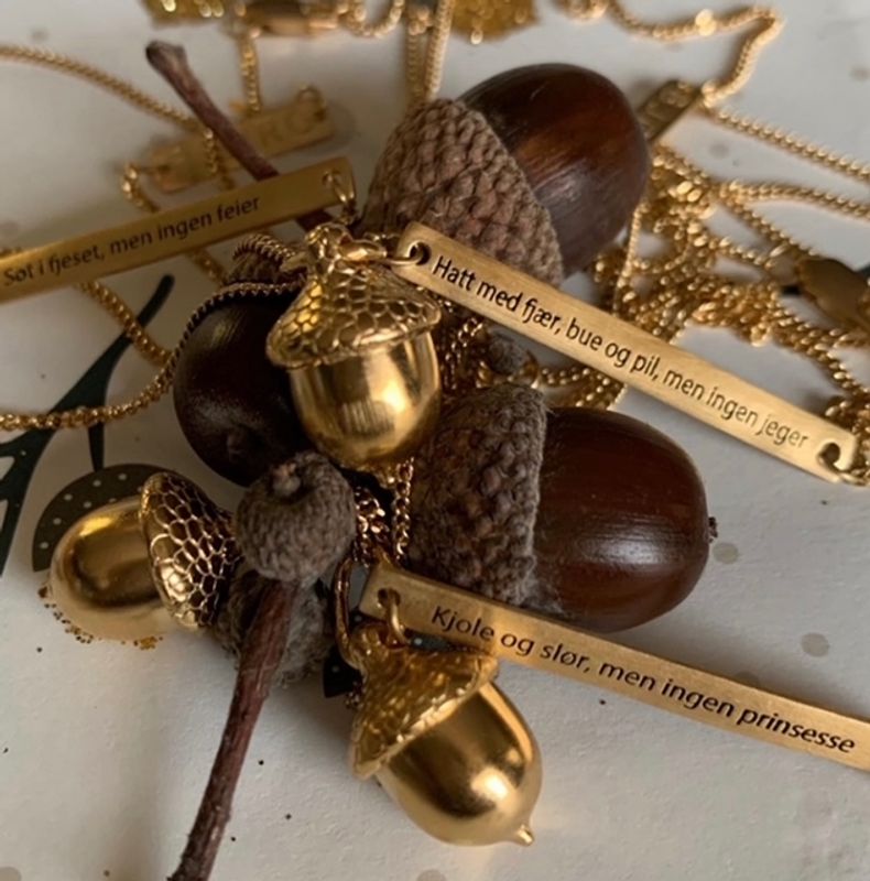 Bjørg Jewellery - nøttesmykke med askepott tekster